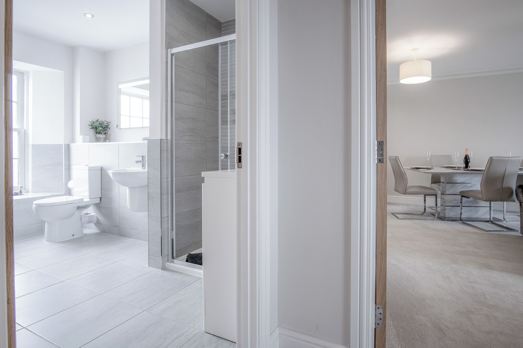 أحواض استحمام وحجيرات دش منفصلة، مجففات شعر، مناشف