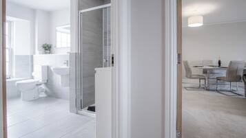 أحواض استحمام وحجيرات دش منفصلة، مجففات شعر، مناشف