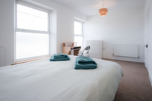 3 bedrooms, laptop workspace, bed sheets