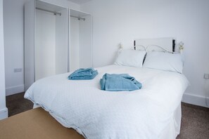 3 habitaciones, espacio para trabajar con laptop y ropa de cama 