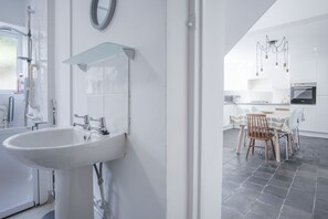 Regadera, bidet, toallas 