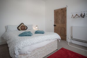 3 bedrooms, laptop workspace, bed sheets