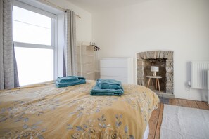 3 bedrooms, laptop workspace, bed sheets