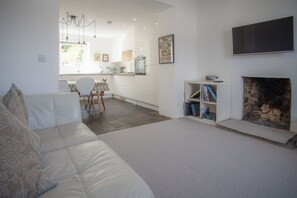 House (3 Bedrooms) | Living area