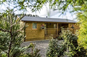 Exterior - Fern Lodge - 2 Bedroom Log Cabin - Saint Florence (Tenby)