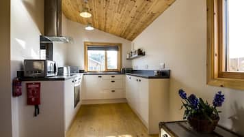 Chalet (2 Bedrooms) | Cocina privada | Microondas, horno, cafetera y tetera y tostadora