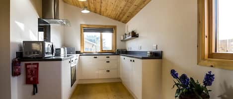 Chalet (2 Bedrooms) | Private kitchen | Microwave, oven, coffee/tea maker, toaster