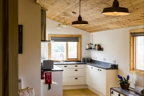 Microwave, oven, coffee/tea maker, toaster - Fern Lodge - 2 Bedroom Log Cabin - Saint Florence (Tenby)