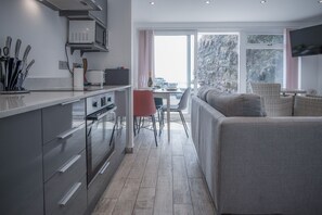 Apartment (1 Bedroom) | Eigene Küche | Mikrowelle, Ofen, Herdplatte, Kochgeschirr/Geschirr/Besteck