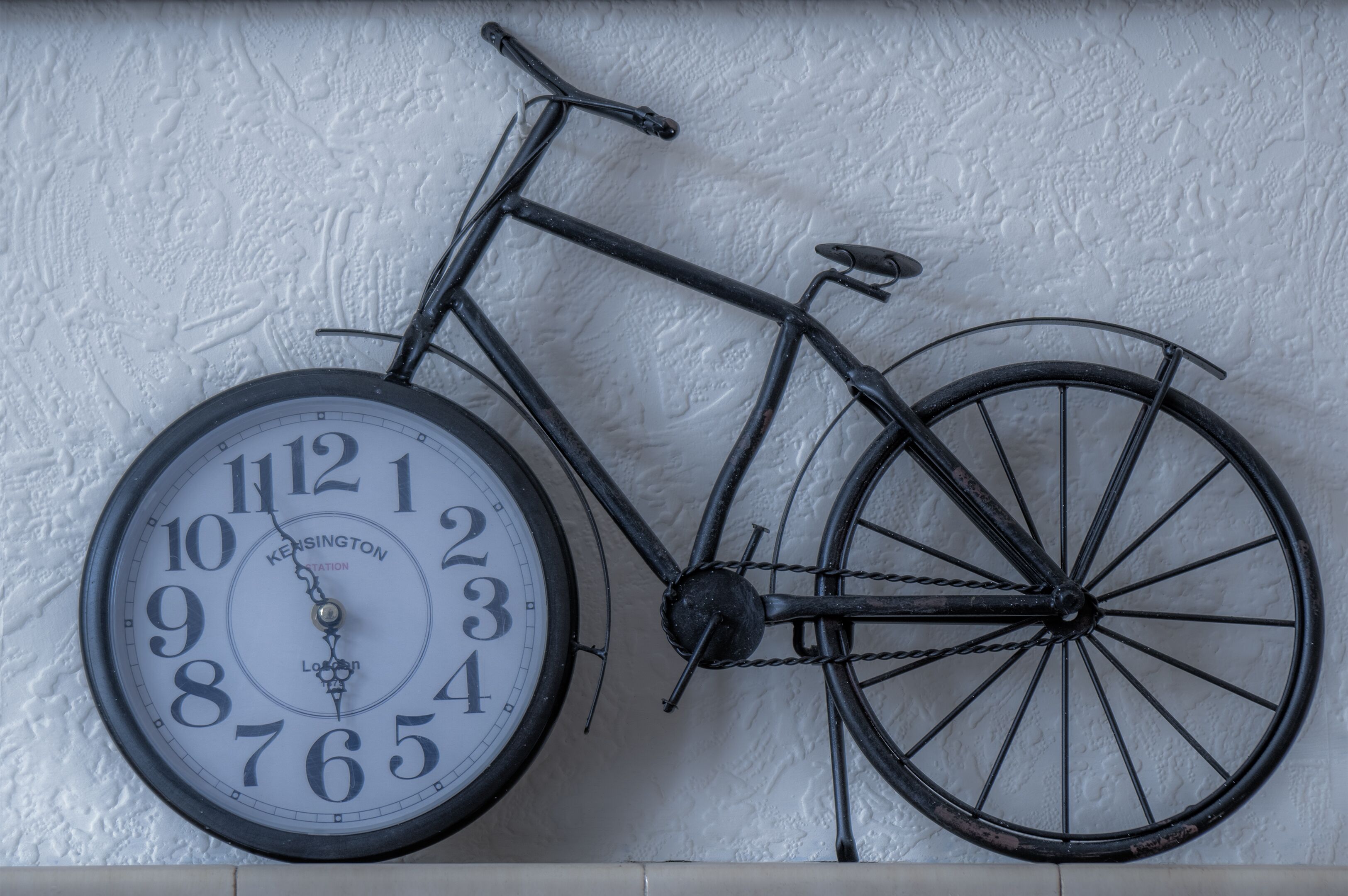 Une horloge murale dont le design intègre un vélo.