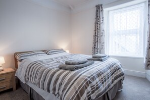 2 bedrooms, premium bedding, bed sheets - Dragons Den - 2 Bedroom Apartment - Tenby (Tenby)