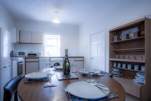 Apartment (2 Bedrooms) | Eigene Küche | Mikrowelle, Ofen, Herdplatte, Geschirrspüler