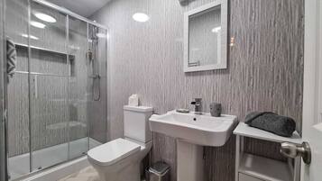 Apartment (2 Bedrooms) | Bathroom | Shower, hydromassage showerhead, hair dryer, towels
