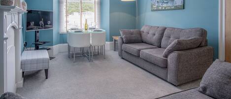 Apartment (2 Bedrooms) | Wohnbereich | 32-Zoll-Fernseher mit Kabelempfang