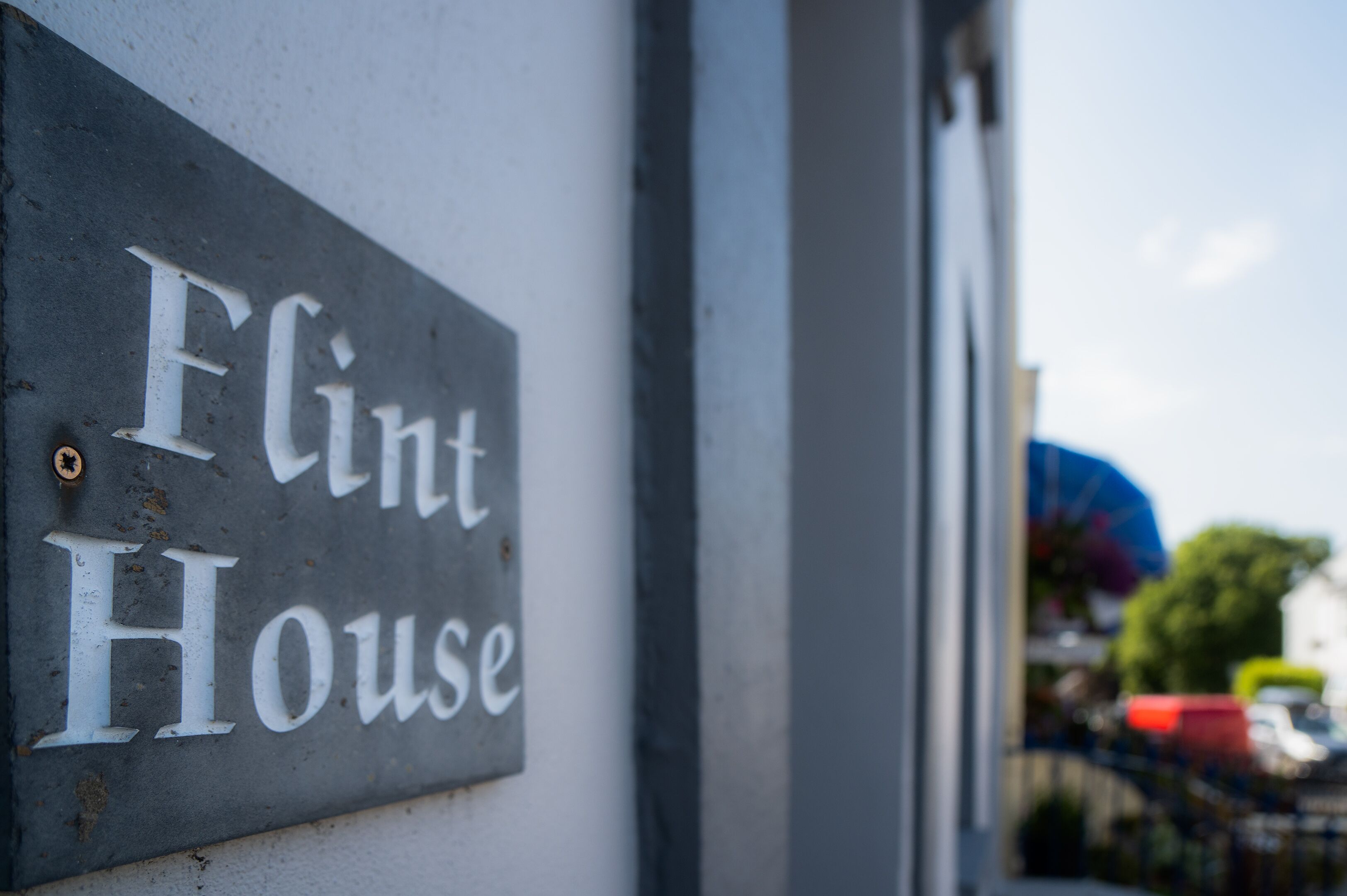 Un cartell amb el text "Fint House" a la paret.