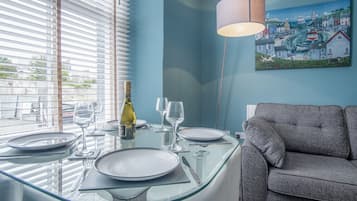 Departamento (2 Bedrooms) | Área de sala de estar | Televisión de 32 pulgadas con canales por cable