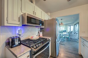Fridge, microwave, stovetop, dishwasher - New Bern Home w/ Direct Access to Neuse River (New Bern)