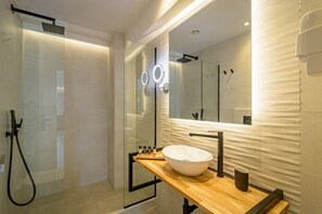 Appartement | Badkamer | Een douche, een regendouche, designer toiletartikelen, een haardroger