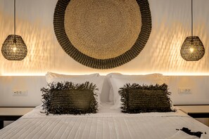 Apartment | Hypo-allergenic bedding, in-room safe, individually decorated - THEALOS SANTORINI (Santorini)