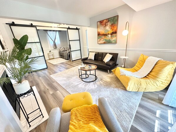 Smart TV, fireplace, books, offices