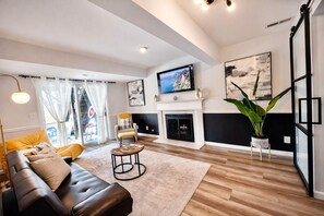 Smart-TV, Kamin, Bücher, Arbeitsbereiche