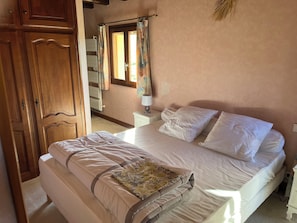 4 chambres, fer et planche à repasser, Wi-Fi gratuit, draps fournis