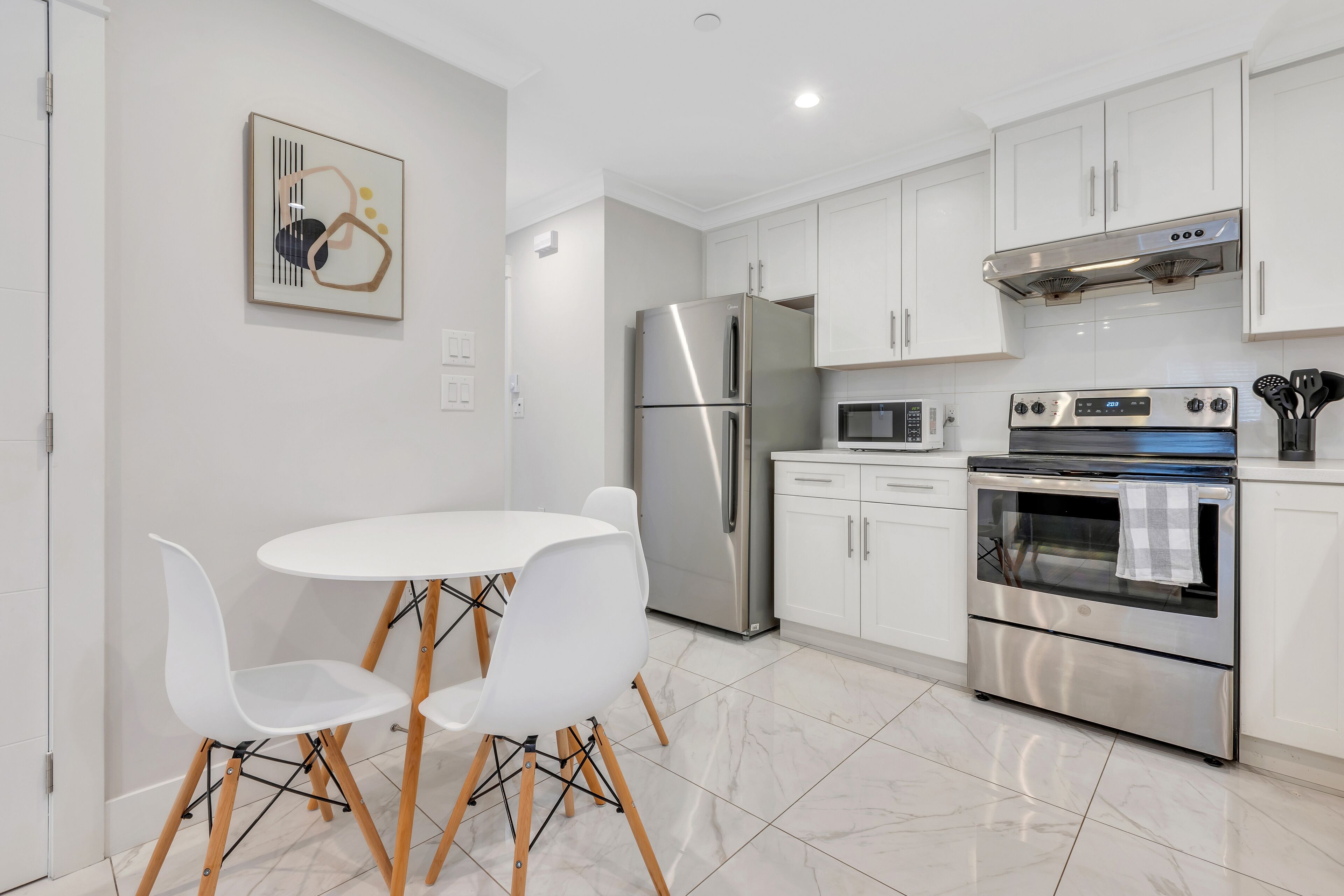 Modern Guesthouse near Skytrain and Free Parking