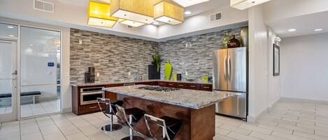 Kühlschrank, Mikrowelle, Ofen, Geschirrspüler