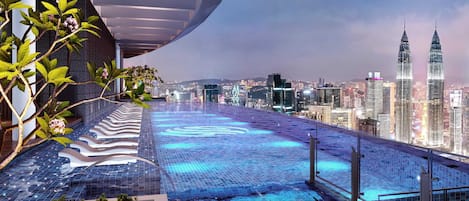 City Apartment, 2 Bedrooms | Kolam renang | Kolam renang terbuka