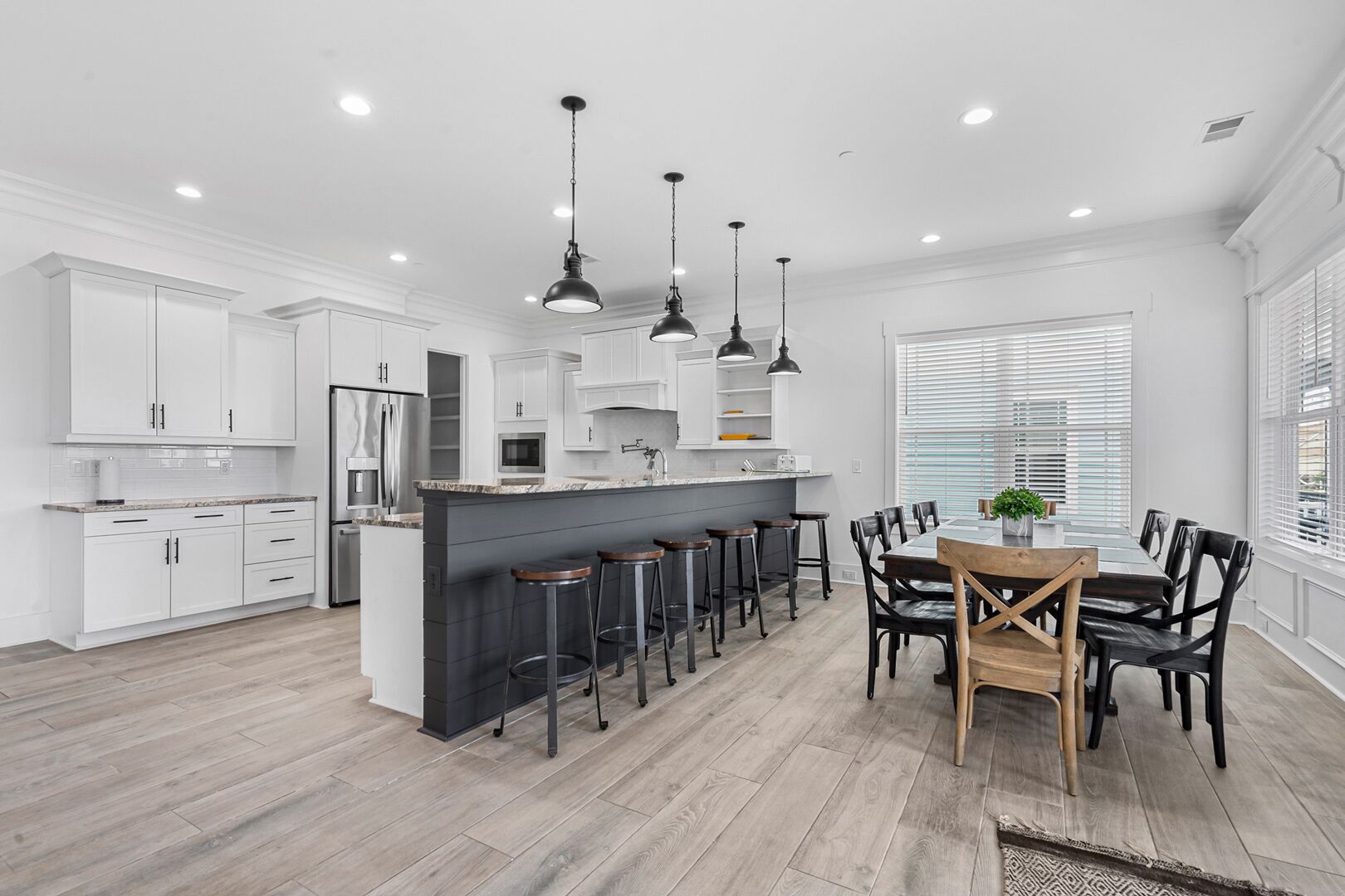 Luxury boulevard home w/private pool, outdoor kitchen-absolute heaven!