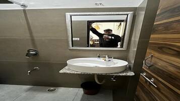 Luxury Room | Bathroom
