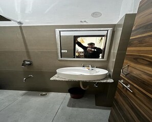 Luxury Room | Bathroom