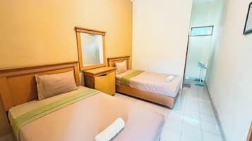 Superior Twin Room | Desk, bed sheets
