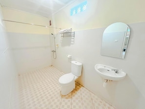 A bathroom with a toilet, a sink, and a shower. - Rinjani Garden Syariah by ecommerceloka (Sembalun Lawang)