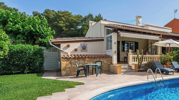 Il s’agit d’une propriété résidentielle dotée d’une piscine, d’un espace extérieur aménagé pour se détendre et d’un patio couvert.