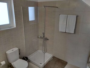 Apartment | Bathroom | Hair dryer, shampoo - Adhilli i residence (Rethymno)