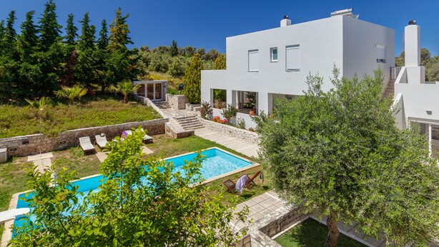 A modern house with a swimming pool, stone steps, and a garden. - Adhilli i residence (Rethymno)