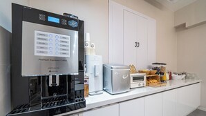 A modern kitchen with a coffee machine, a toaster, and a microwave. - Lenith Hotel Seomyeon (Busan)