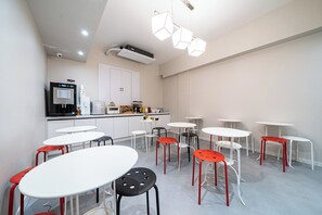 Desayuno continental diario (KRW 7000 por persona)