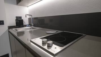 KĂŒhlschrank, Mikrowelle, Herdplatte, GeschirrspĂŒler