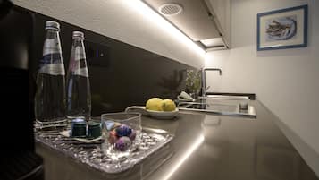 Réfrigérateur, micro-ondes, plaque de cuisson, lave-vaisselle