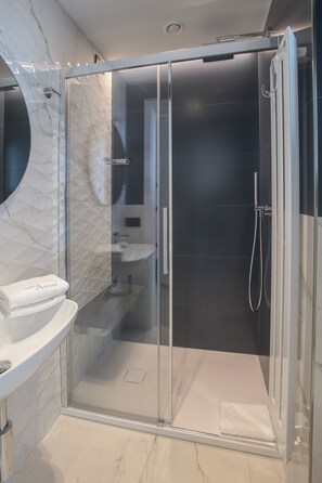 Regadera, secadora de cabello, bidet, toallas 