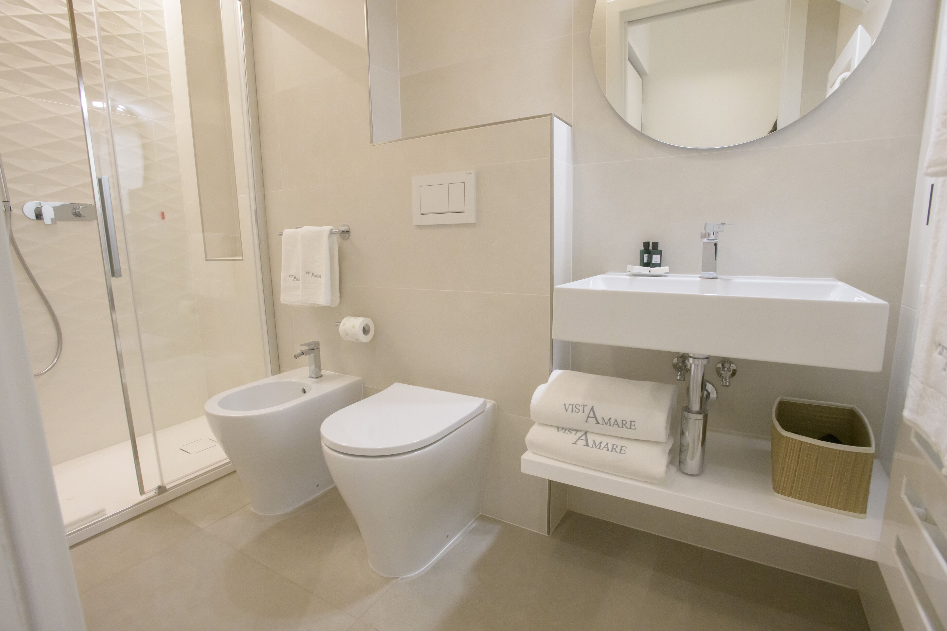 Shower, hair dryer, bidet, towels