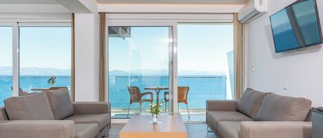 Ropa de cama de alta calidad y espacio para trabajar con laptop