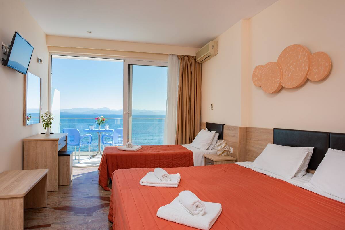 Seprai premium, ruang kerja ramah laptop, kedap suara, dan Wi-Fi gratis