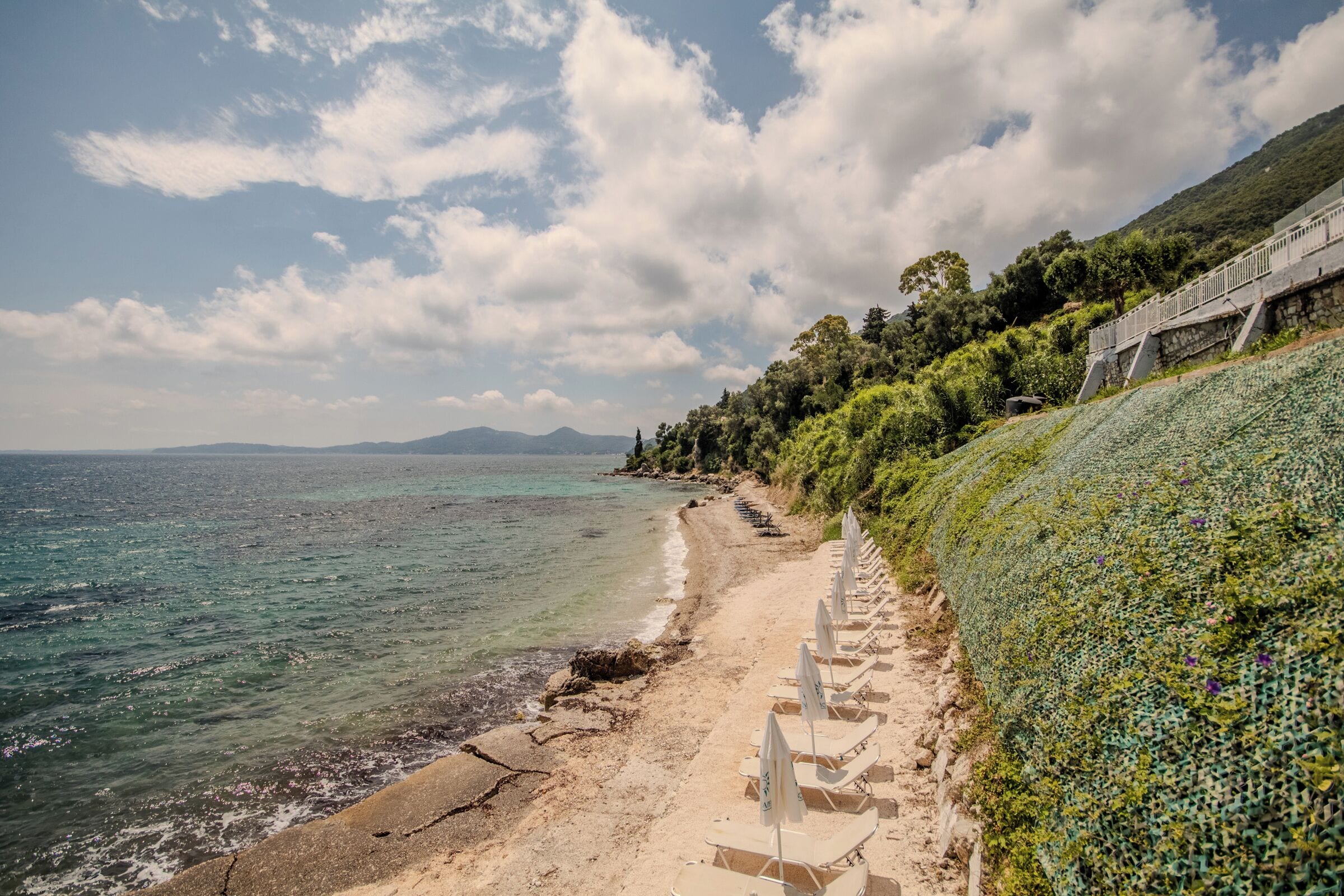 Privatstrand, Liegestühle, Sonnenschirme, Strandtücher