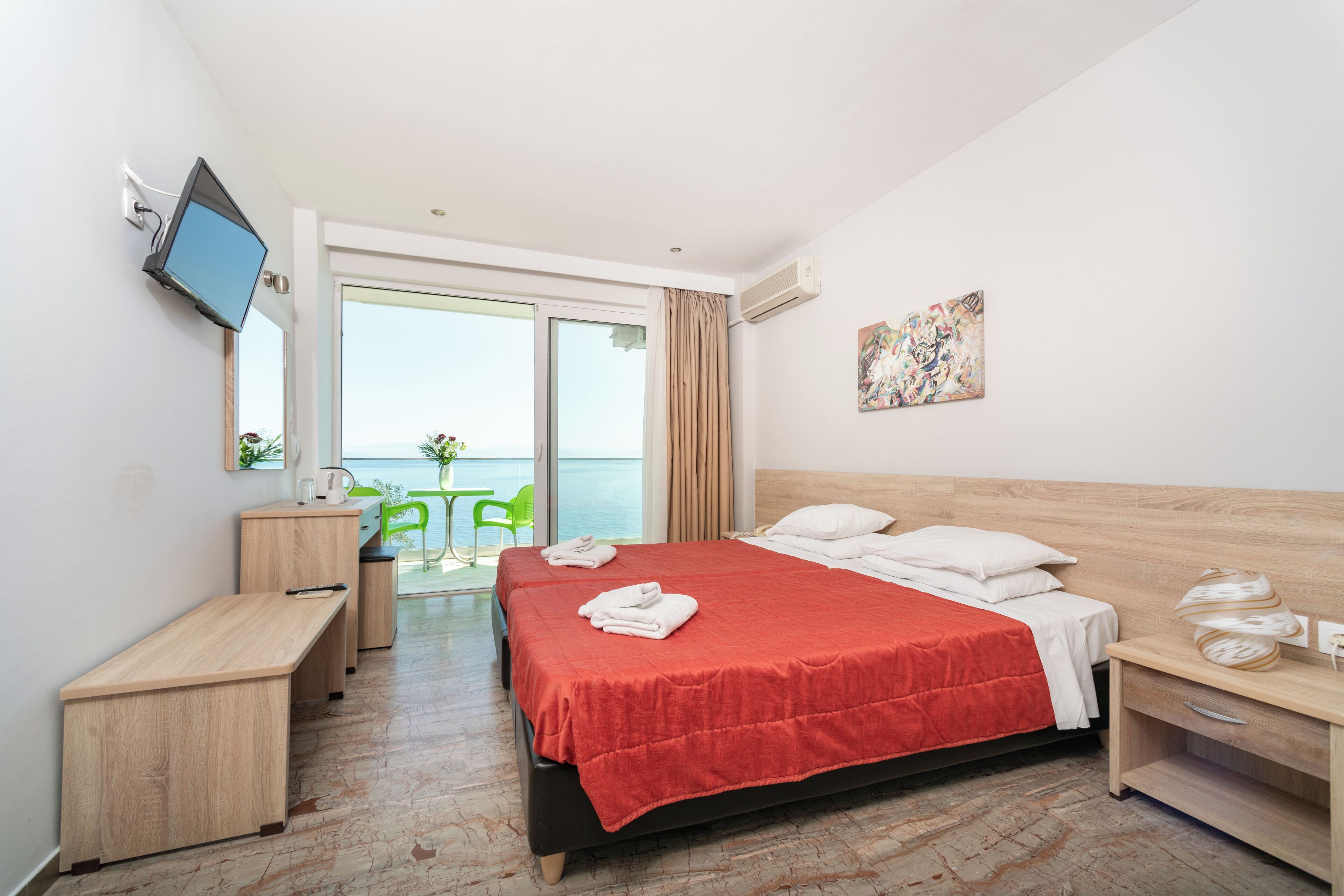 Premium bedding, laptop workspace, soundproofing, free WiFi