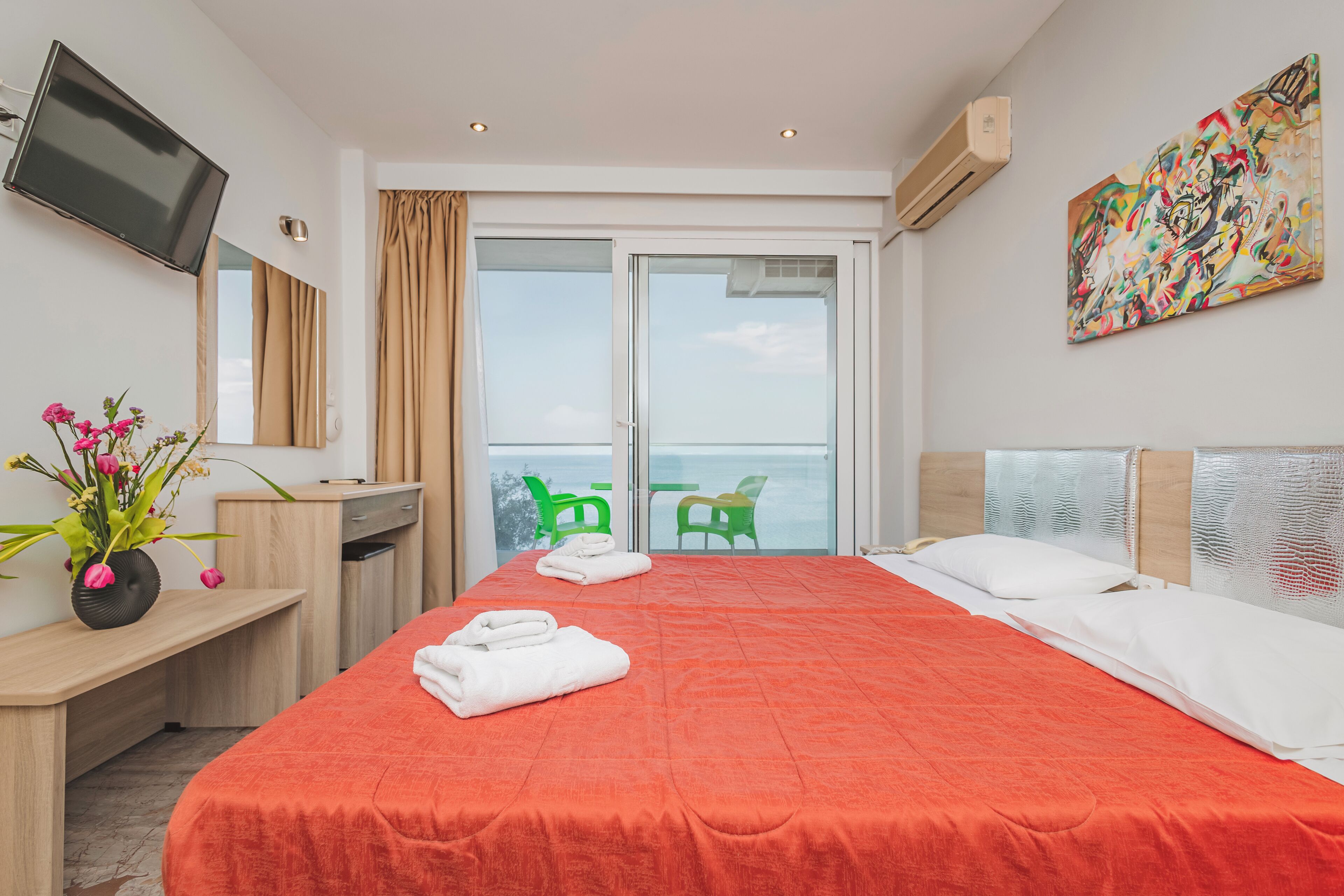 Premium bedding, laptop workspace, soundproofing, free WiFi