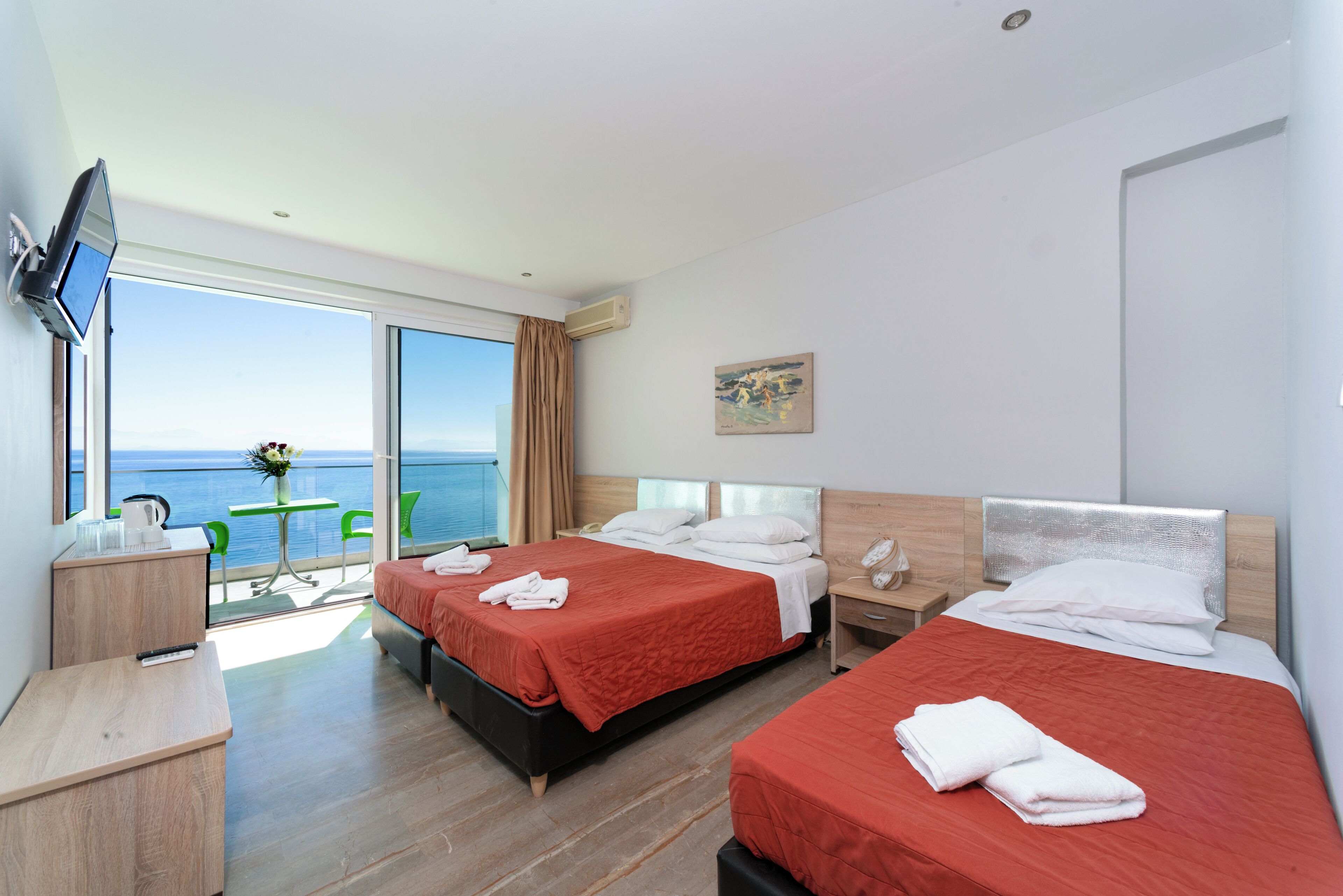 Premium bedding, laptop workspace, soundproofing, free WiFi