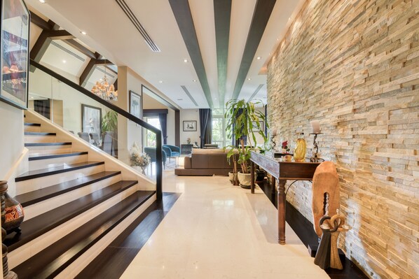 Interior entrance - Cluster 16 Jumeirah Island (Dubai)